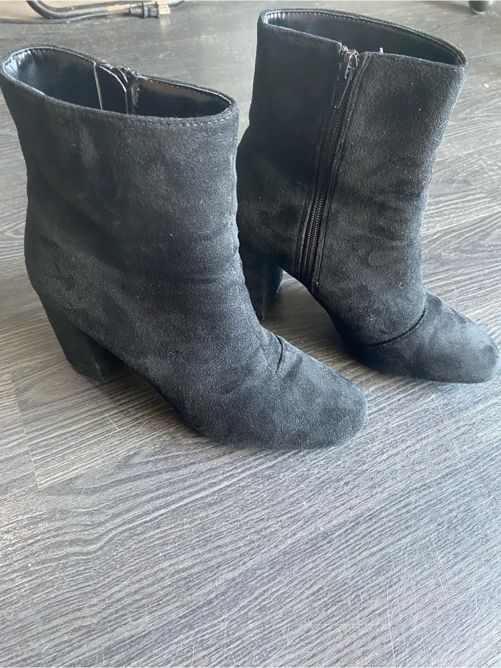 Lulus Black Suede Block Heel Ankle Booties Size 7.5 90s Fall Y2K Work Casual